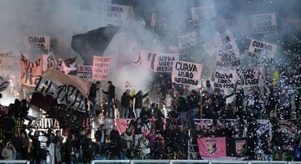 Palermo, daspo fuori contesto per tre tifosi: a giugno avevano picchiato i poliziotti e volevano esplodere i fuochi d'artificio durante un funerale