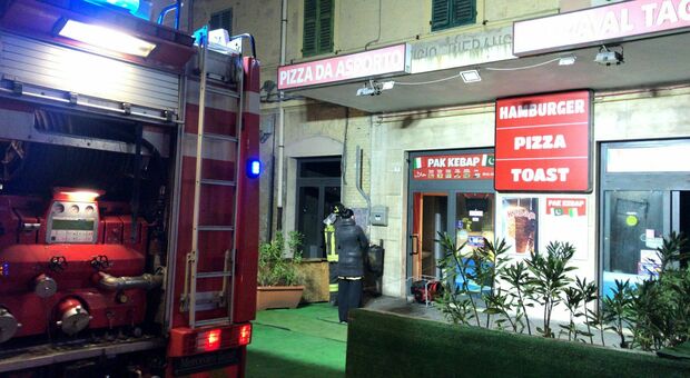 Incendio all'interno di un kebab dopo la mezzanotte: i vigili del fuoco evitano il peggio