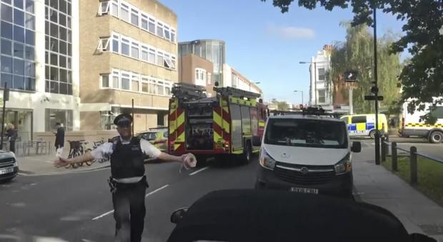 Londra, altri due uomini arrestati per l'attentato nella metro