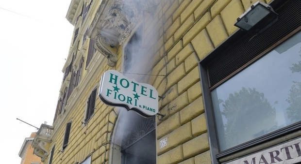 Roma, incendio in un hotel di via Nazionale: clienti evacuati, coppia di turisti intossicata