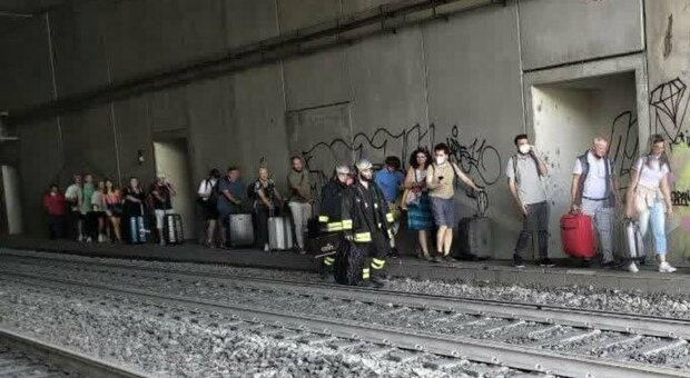 Roma, treno deragliato in galleria. Un passeggero: «Una frenata poi il fumo, abbiamo avuto paura»