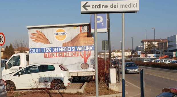 La vela dei no vax parcheggiata davanti la sede dell’Ordine dei Medici