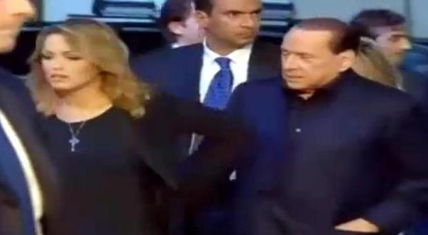 Francesca Pascale si ritrae da Berlusconi. Il video fa il giro del web | GUARDA