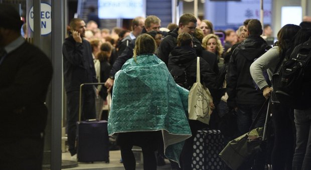 Londra, incidente chimico all'aeroporto: la colpa di una bomboletta di gas irritante