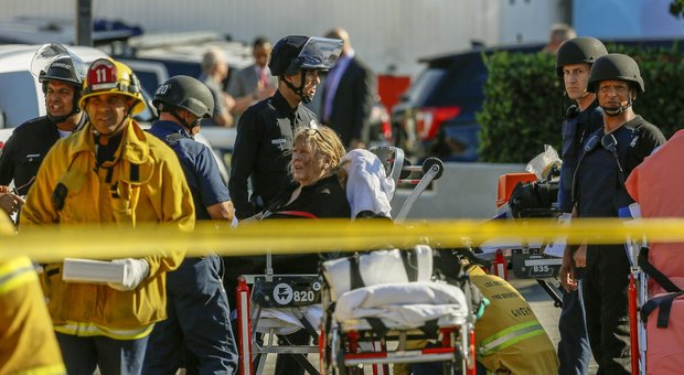 Los Angeles, teenager si barrica in un supermarket e inizia a sparare: un morto. I testimoni: «Volavano proiettili ovunque»