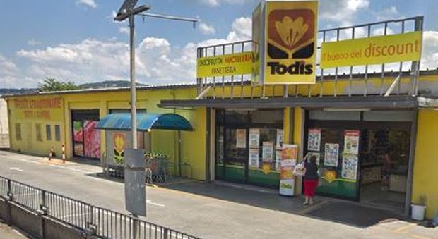 Rapina al supermercato Todis di Ariccia, dipendenti minacciati con pistola