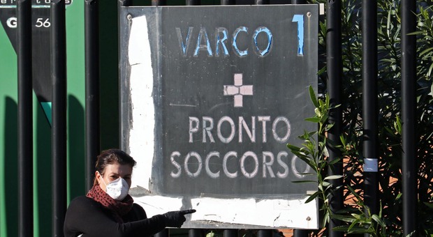 Coronavirus a Napoli, al Cardarelli è lotta sul reparto Covid: «Si rischia il blocco»
