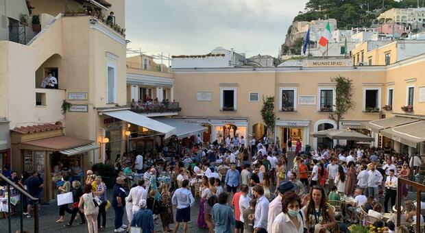 Coprifuoco, spostato alle 23 (o a mezzanotte) o cancellato: cosa può accadere dal 15 maggio con la riapertura ai turisti in Italia
