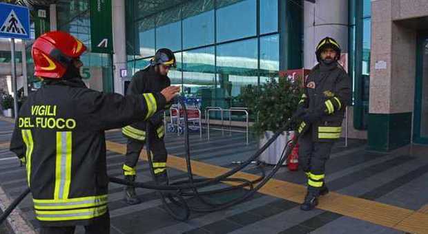 Incendio a Fiumicino, ultimatum del pm «Tre mesi per bonificare l'aeroporto»
