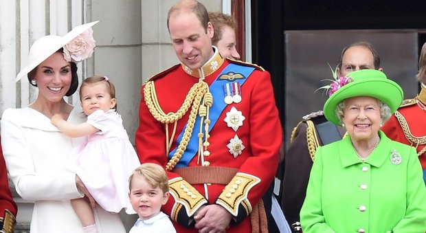 Londra, si festeggiano i 90 anni della Regina: ma la piccola Charlotte le ruba la scena