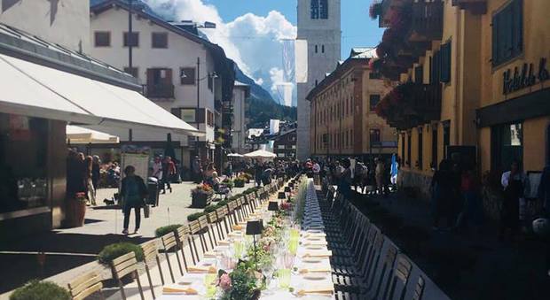 Tavolata di 40 metri in centro a Cortina: tutto esaurito per il pranzo d'autore