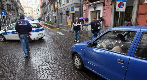 Napoli, vandali nella strada dello shopping: «Danni alle vetrine delle boutique»