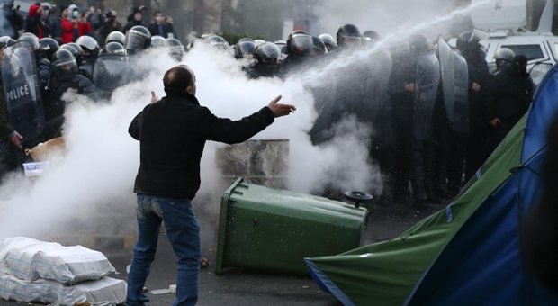 Georgia, la polizia sgombera i manifestanti dal parlamento
