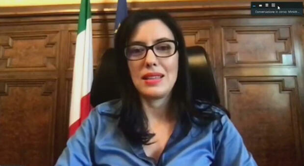 Lucia Azzolina, attacco hacker sui profili social della ministra: indaga la polizia postale