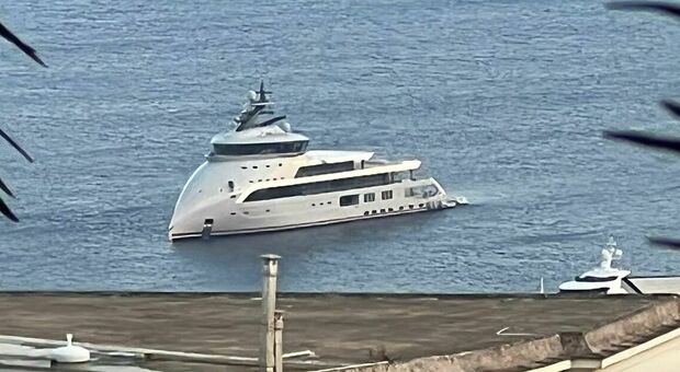 Capri, “Olivia O” è arrivato a Marina Piccola: ecco il super yacht con la prua rovesciata