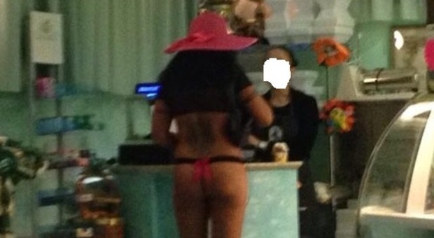 Civitanova, una donna entra in gelateria indossando un perizoma