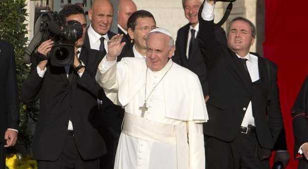 Il Papa celebra la messa di Ognissanti al Verano