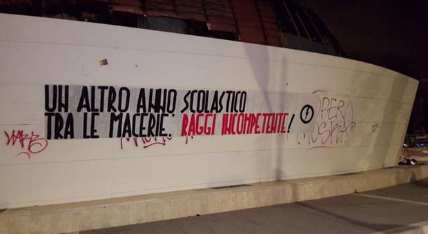 Roma, striscioni degli studenti contro la Raggi per le strade della città: «Anno scolastico tra le macerie»