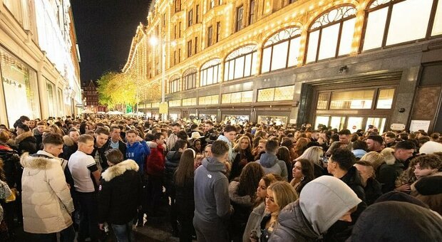 Londra, finisce il lockdown e scattano gli assembramenti: la folla senza mascherina in centro da Harrods
