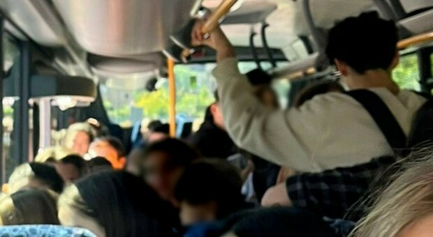 Stimilli: «Studenti ammassati sul bus a Porto Recanati» Belardinelli: «Non c’è il sovraccarico»