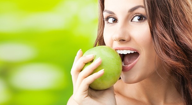 Una mela al giorno toglie il medico di torno? I 7 miti da sfatare sulla salute