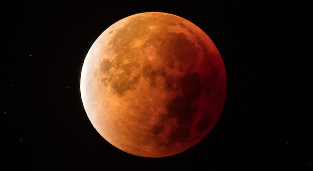 Eclissi di Luna, la più lunga e "colorata" del secolo. Occhi al cielo dalle 20 fino a mezzanotte