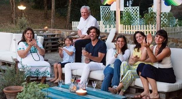 Il post di Mika su Instagram con tutta la famiglia in un momento felice