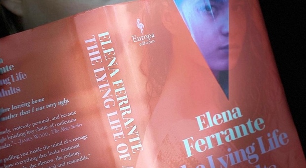 Elena Ferrante strega Natalie Portman: «Le sue storie creano dipendenza»