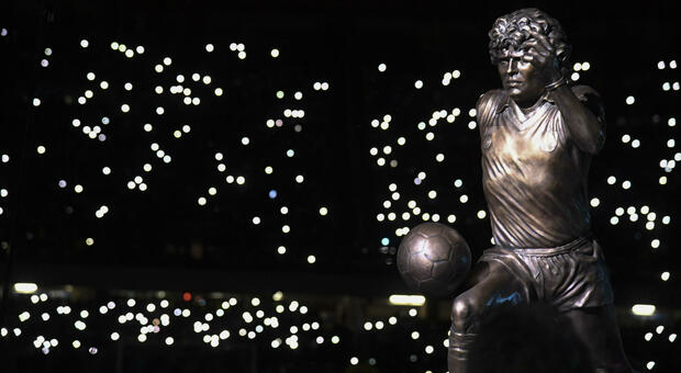 Maradona, che festa allo stadio: svelata la nuova statua di Diego