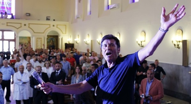 Gianni Morandi canta a Napoli per i detenuti di Poggioreale