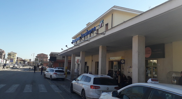 Stazione Frosinone, preso a bastonate per il portafogli: un arresto della polizia