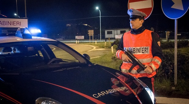 Porto Sant'Elpidio, blitz nella rimessa agricola: 32enne arrestato mentre imbustava cinque chili di marijuana