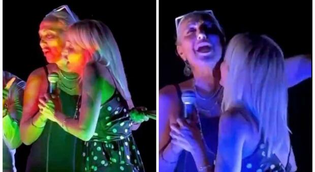 Alessandra Celentano e Veronica Peparini in vesti del tutto insolite: cantano a squarciagola al karaoke durante la reunion con gli allievi di Amici