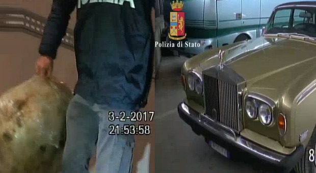 La polizia con la marijuana e la Rolls Royce sequestrata