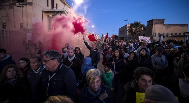 Il paradosso di Ostia: i giornalisti insultati al corteo per il reporter aggredito