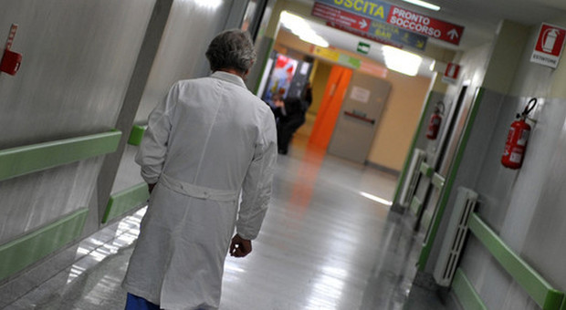 Coronavirus a Roma, nove tra medici, volontari e studenti contagiati in ospedale: stavano facendo un aperitivo