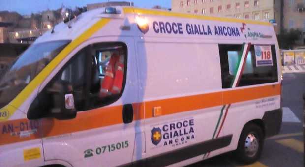 Accusa un malore e crolla a terra: donna di 35 anni portata all'ospedale di Torrette