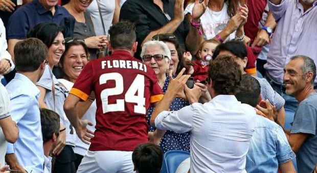 Florenzi abbraccia la nonna dopo il gol (Ansa)