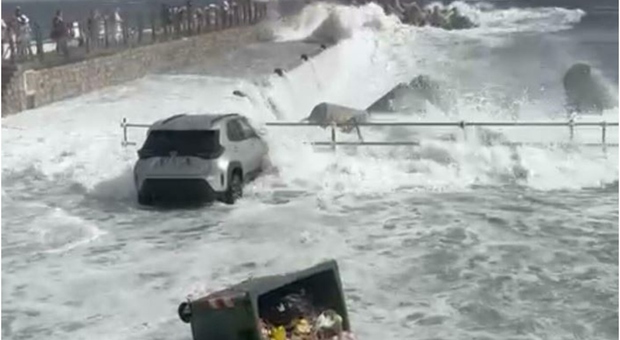 Violenta mareggiata ad Amalfi, le onde invadono il parcheggio della Darsena. Paura sulle spiagge