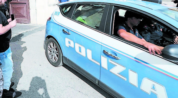 Poliziotto sventa furto a Caserta, esplosi colpi in aria: banditi in fuga