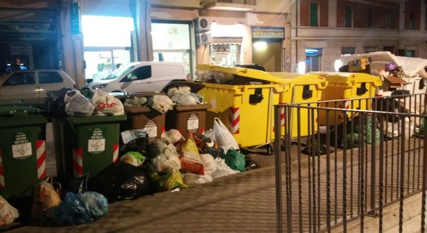 La tua segnalazione su WhatsApp Corso Carlo Alberto sommerso dai rifiuti
