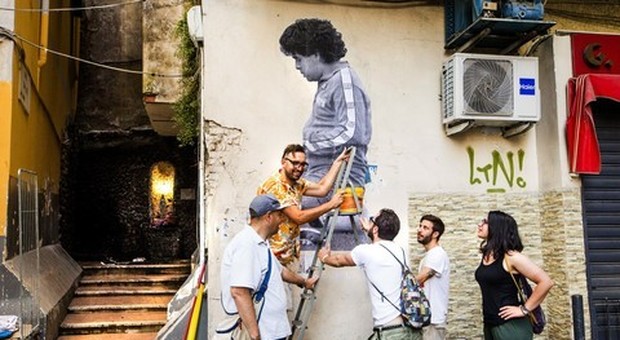 San Spiga, l'artista argentino riporta Maradona nei vicoli di Napoli