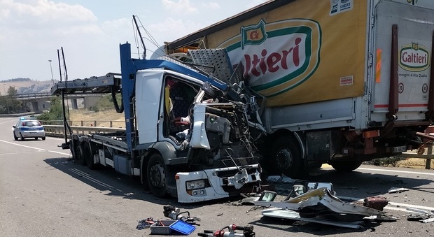Incidente tra due mezzi pesanti alle porte di Matera: morto un camionista di Fasano