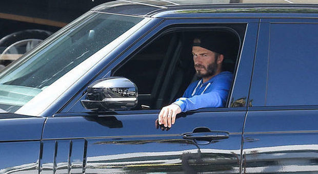 Beckham usa il telefonino mentre è alla guida del suv più veloce del mondo, patente sospesa per 6 mesi