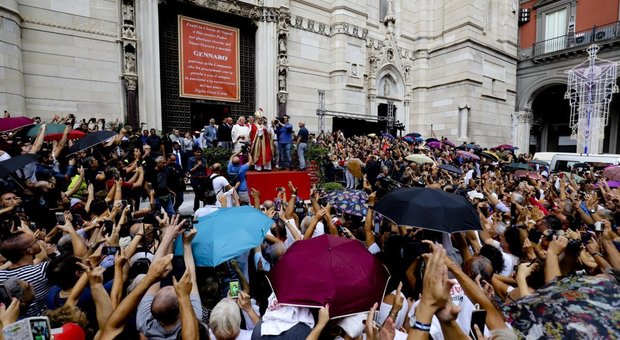 Coronavirus, a Napoli folla in strada nei rioni. E salta la processione di San Gennaro
