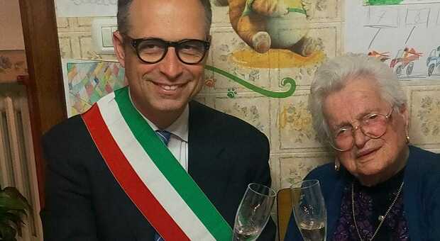 Arduina Camilletti , ex cuoca e super nonna a 105 anni: al sindaco Filippo Moschella svela il segreto delle sue tagliatelle