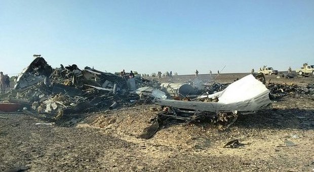 Egitto, il mistero dell'aereo russo caduto in Sinai: guasto, missile o kamikaze?