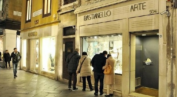 Gianluca Bastianello e il negozio dove è avvenuta la rapina