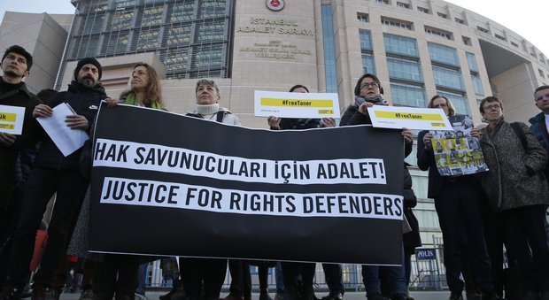Turchia, di nuovo in carcere il presidente di Amnesty. L'Ong: «Assurde le accuse di terrorismo»