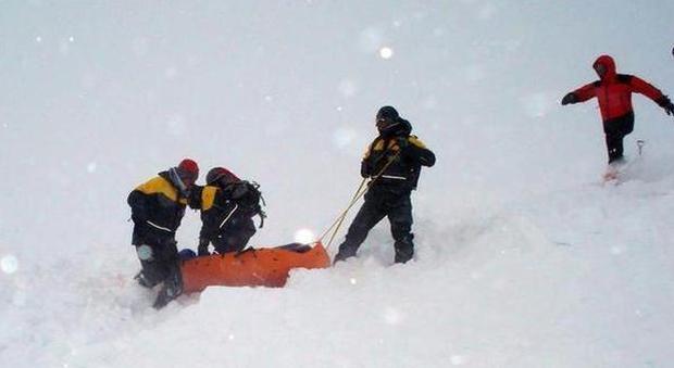 Valanga travolge due alpinisti friulani al confine: uno è molto grave